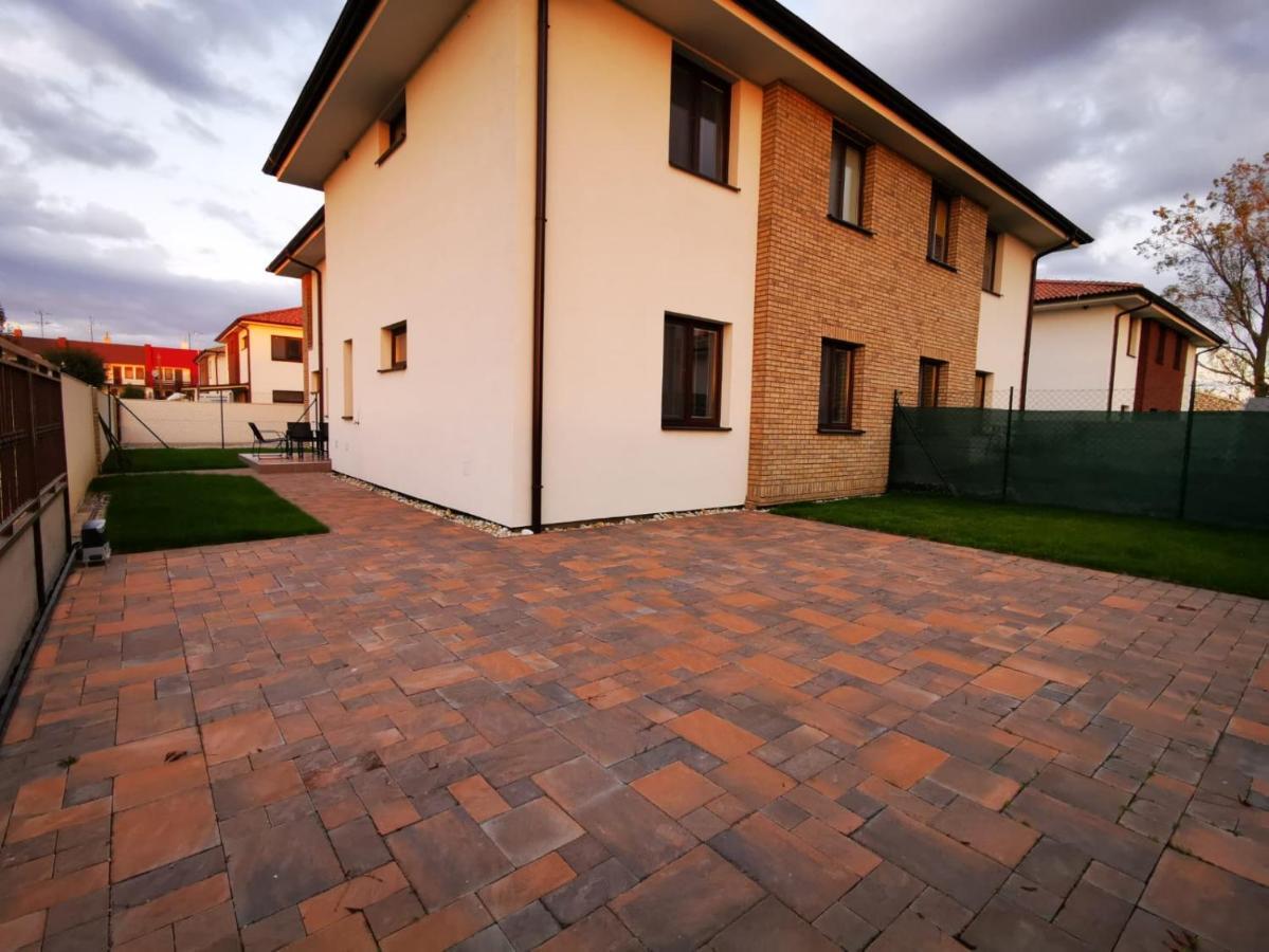 Relax And Sun Apartment Dunajská Streda Exterior foto